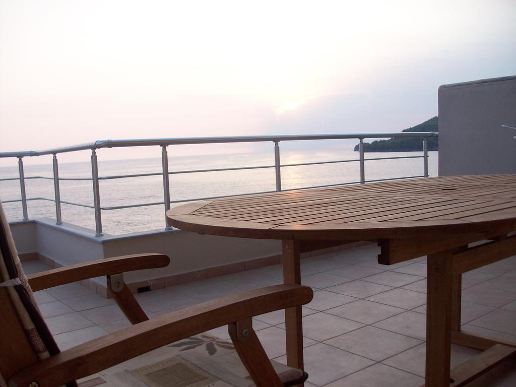 Magic Ionian Apartments & Rooms Himare Esterno foto